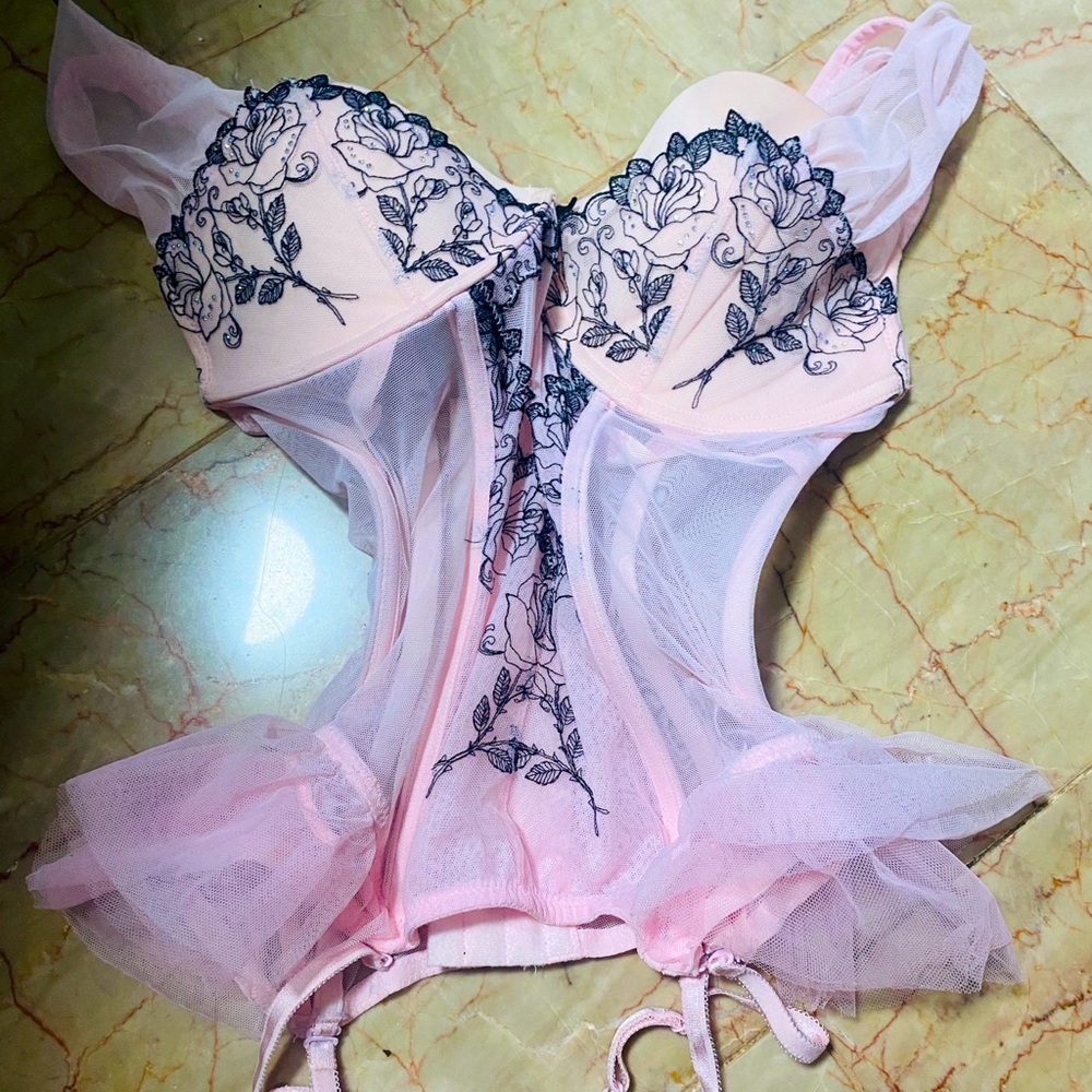 Victoria secret set 34D and S panties